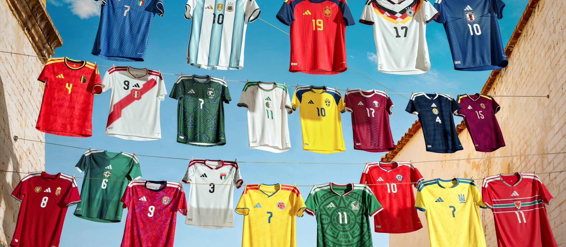 Camisetas de selecciones del Mundial colgadas en un tendedero