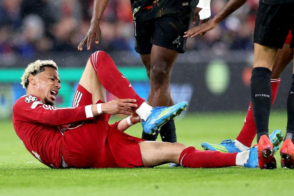Jugador lesionado siendo atendido en el césped durante un partido